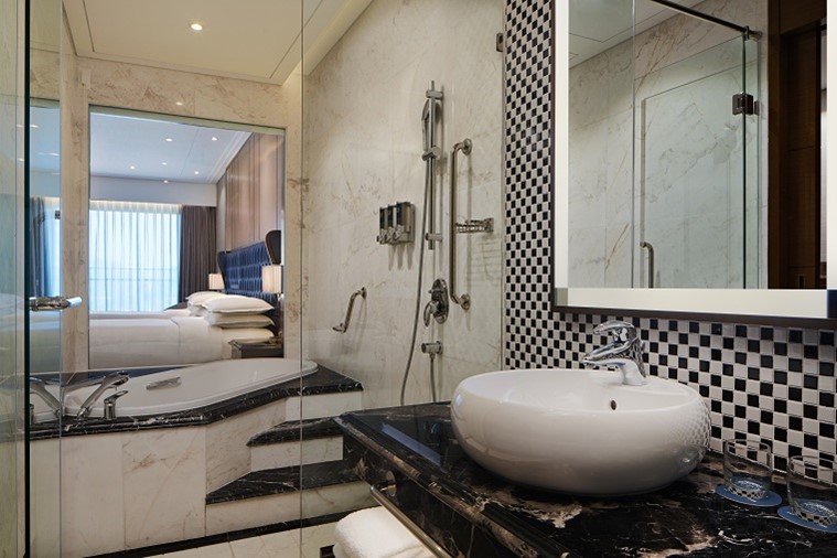 Panoramic Deluxe King Ocean View